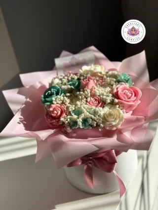 هدايا، شموع وورد بتفاصيل أنيقة ✨