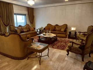 شقه للبيع بأم اذينه موقع مميز  خلف سوق الذهب بجانب الجولدن جيت