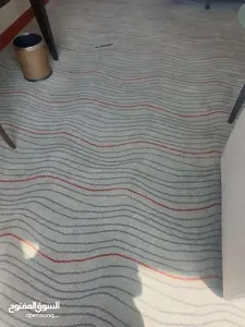 موكيت فاخر للبيع مساحة كل قطعة ٤*٤ تقريبا مع لبادة لعزل الحراره والرطوبة للبيع 3