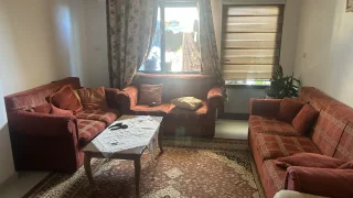 طقم كنب مستعمل تلات قطع ٢و٢و٣  ومام كرسي مفرد من طقم تاني