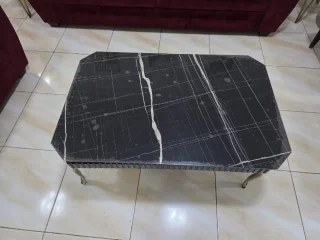 طقم كنب 7 مقاعد بحالة جيدة جدا و  طقم طاولات وسط 4