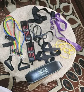 حزام للجيم+ قفازات كيك بوكسنج+ ادوات عديدة للجيم ب 35 دينار