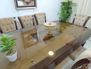 طاولة سفره 8 كراسي مودرن . خشب زان  🪵. تنجيدها الاصلي(كبتونيه) قماش مبطن  👌🏻. قزا
