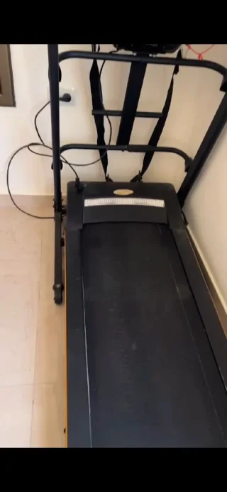 للبيع جهاز مشي (Treadmill) بحالة ممتازة 🏃‍♂️جهاز مشي عملي ومناسب للاستخدام المنزلي،