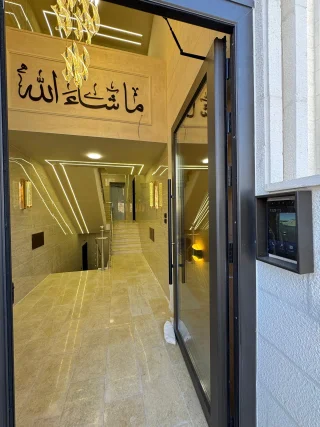 شقة ارضيه ١٦٢ م مع راس ٤٠ م للبيع في البنيات / جانب مدارس ادحصاد التربوي 2