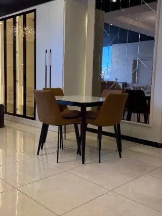 طاولة سفرة فخمة😍 أربع كراسي أنيقة،🪑- *لون عسلي✨ يجذب الأنظار 😍 لا تفوت الفرصة!** 3