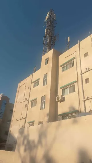 عماره للبيع بالزرقاء الجديده او أسهم داخل العمارة بدخل ممتاز جدا