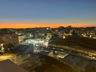 شقة طابق ٣ مع روف المساحة الكلية ٢٠٠م
