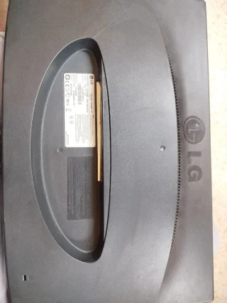 شاشة كمبيوتر LG Flatron مقاس 19 بوصة بحالة ممتازة جداً مع وصلاتها 5