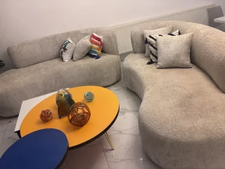 طقم كنب عبارة عن كنبايتين ثلاثيات مودرن ستايل