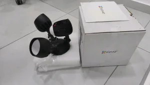كاميرا مراقبة ذكية EZVIZ LC1C مع كشافات قوية - جديدة (كرتونة مفتوحة) 4