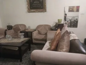 طقم كنب صالون ٩ مقاعد لون بني و ذهبي نظيف جداً