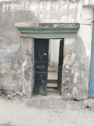 بناية سكنية ثلاث طوابق مع مخزنين للبيع الزرقاء حي الأمير محمد بالقرب من الشارع ا