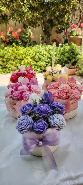هدايا، شموع وورد بتفاصيل أنيقة ✨
