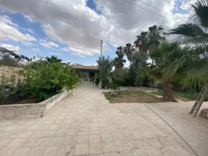 مزرعة مع بيت ريفي في الغور