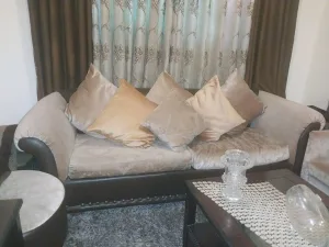 طقم كنب صالون ٩ مقاعد لون بني و ذهبي نظيف جداً 3