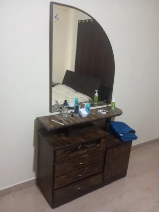 للبيع غرفه نوم مع البرادي بدون الفرشه وكورنر مع طاوله وسط وطاوله عدد ٢صغيره 5