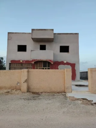 بيت طابقين مستقل مساحه الارض 1800 ومساحه البناء 450  جاهز للسكن  او الاستثمار