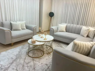 كورنر للبيع مستعجل من 7 / 8مقاعد لون بيج خشب سويد قماشه خيش تركي ناعمبسعر 170 دي