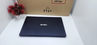 لابتوب asus  استعمال خفيف جدا ((مكفووول ))  مع جميع اغراضه للبيع ممتاز  للاعمال 4