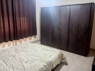 للبيع غرفه نوم مع البرادي بدون الفرشه وكورنر مع طاوله وسط وطاوله عدد ٢صغيره 4