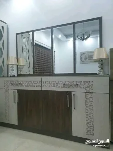 طاولة سفرة ثمانية كراسي مع دنسوار و فضية تفصيل خشب لاتيه إندونيسي بحال الوكالة 5