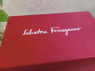 "عنوان الأناقة الكلاسيكية: Ferragamo Leather Loafers" 3