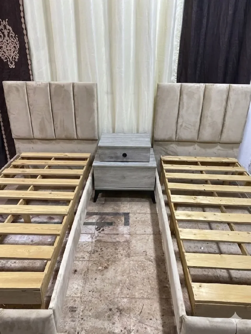 غرفه 🛌 نوم شباب تفصيل لامنيت بحال الوكاله استعمال بسيط جدا تختين مفرد وكمدينه وت