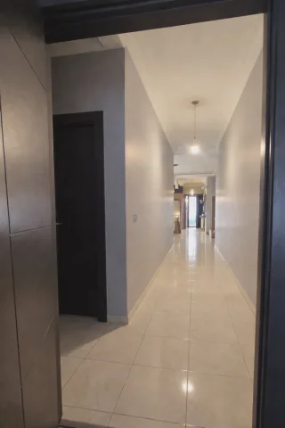 شقة مميزة للبيع مع رووف خاص – فرصة استثمارية وسكنية قرب جامعة البترا