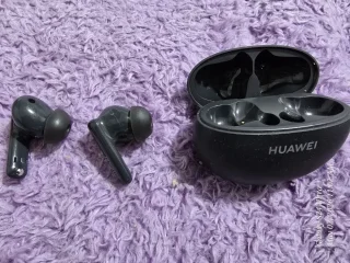 Huawei free buds 5i مستعملة بحالة ممتازة جدا