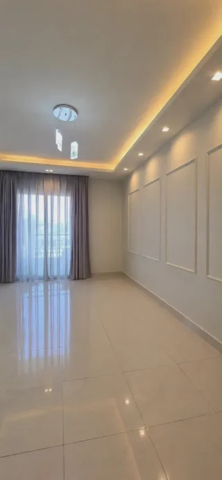 شقة مميزة للبيع مع رووف خاص – فرصة استثمارية وسكنية قرب جامعة البترا
