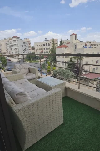 شقة مميزة للبيع مع رووف خاص – فرصة استثمارية وسكنية قرب جامعة البترا