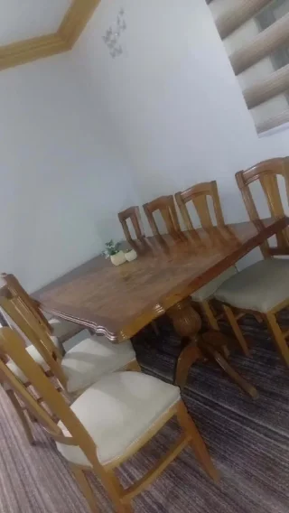 طاولة سفره 8كراسي فخمه جدا لا يوجد فيها اي خراب خشب زان الله يبارك لصاحب النصيب