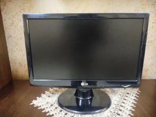 شاشة كمبيوتر LG Flatron مقاس 19 بوصة بحالة ممتازة جداً مع وصلاتها 4