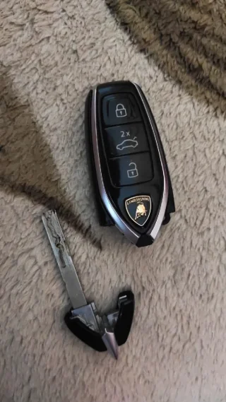 مفتاح لامبورغيني اوروس اصلي للبيع