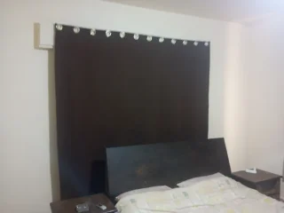 للبيع غرفه نوم مع البرادي بدون الفرشه وكورنر مع طاوله وسط وطاوله عدد ٢صغيره 2
