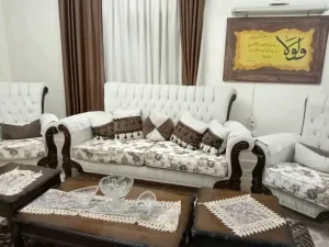 طقم كنب خشب زان ثقيل مكون من ٩ مقاعد نظيف وغير مدعوك 4