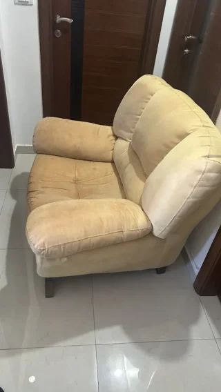 طقم كنب مستعمل تلات قطع ٢و٢و٣  ومام كرسي مفرد من طقم تاني 4
