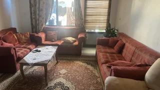 طقم كنب مستعمل تلات قطع ٢و٢و٣  ومام كرسي مفرد من طقم تاني 2