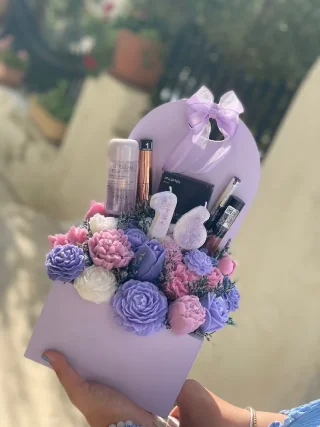 هدايا، شموع وورد بتفاصيل أنيقة ✨
