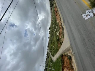 ارض للبيع في البلقاء / السلط منطقة وادي حادي بالقرب من شارع الستين وعلى الحد مع