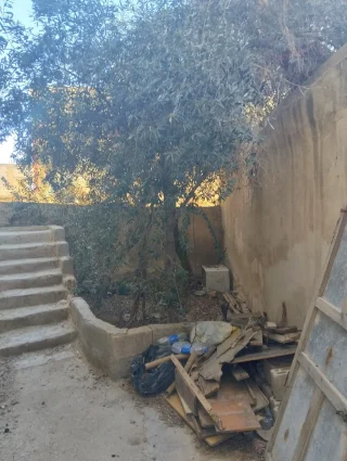 بناية سكنية ثلاث طوابق مع مخزنين للبيع الزرقاء حي الأمير محمد بالقرب من الشارع ا