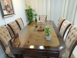 طاولة سفره 8 كراسي مودرن . خشب زان  🪵. تنجيدها الاصلي(كبتونيه) قماش مبطن  👌🏻. قزا