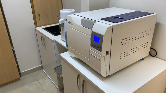 عيادات الصفدي والمومني لطب وزراعة وتقويم الاسنان 12