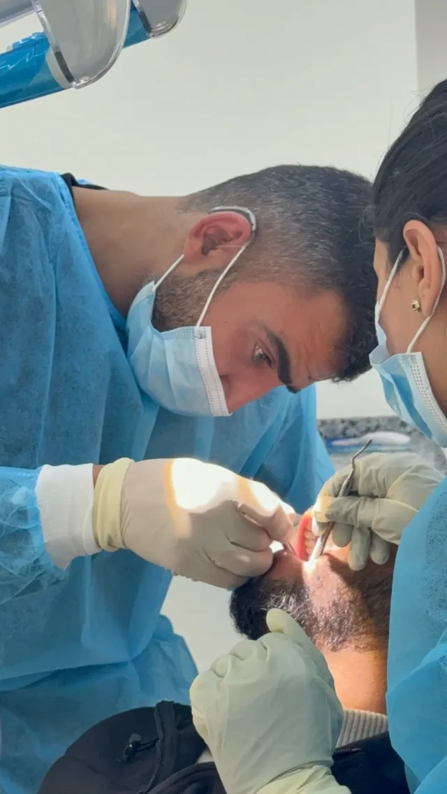 عيادة الدكتور زيد العمري لزراعة وتجميل الاسنان
