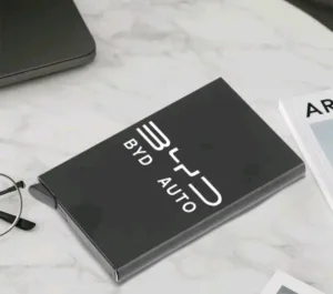 محفظه معدنيه عليه شعار BYD 2