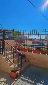شقه للبيع كاش القويسمه جبل الحديد تسويه مطله شبه ارضي  3غرف نوم وحده ماستر 2