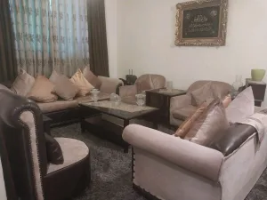 طقم كنب صالون ٩ مقاعد لون بني و ذهبي نظيف جداً 5