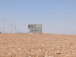 أرض للبيع قرب شارع المطار 7