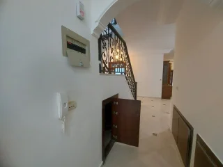 شقة مميزة مع روف ٣٥٠ خلدا 3